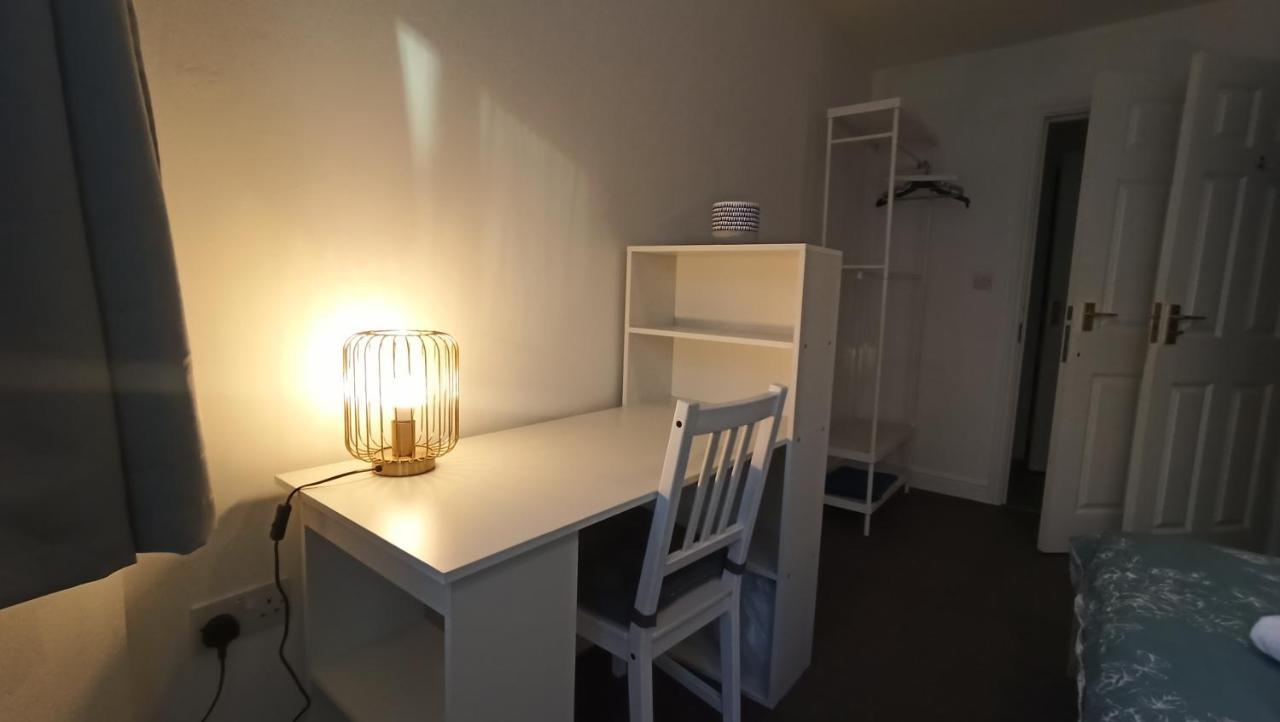 Bright, Chilled Ensuite Db Room In A Shared Flat! Londen Buitenkant foto